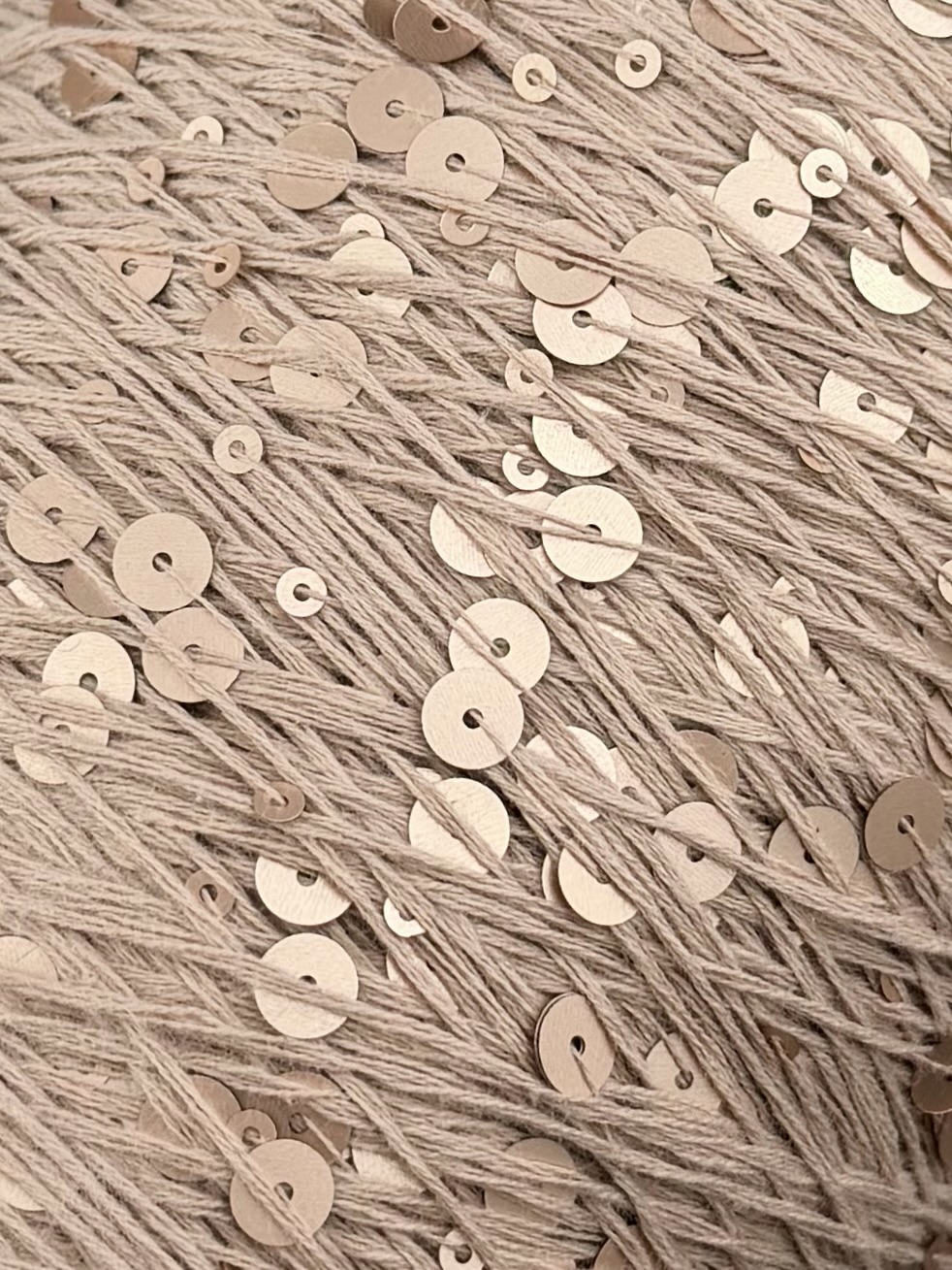 Art. Brillante 260 m / 100 g – Baumwolle mit Maxi-Pailletten col. Heller Beige